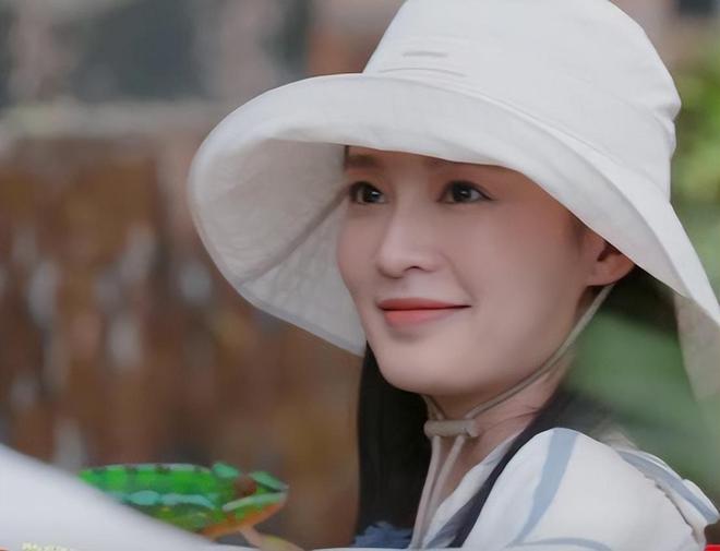 ”的李沁惊艳整个人面相变了惊鸿一瞥PG麻将胡了一档综艺被“一脸斑点(图22)