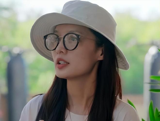 ”的李沁惊艳整个人面相变了惊鸿一瞥PG麻将胡了一档综艺被“一脸斑点(图20)